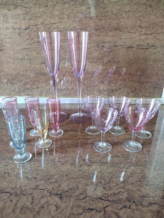 Антикварни ретро чаши от цветно стъкло