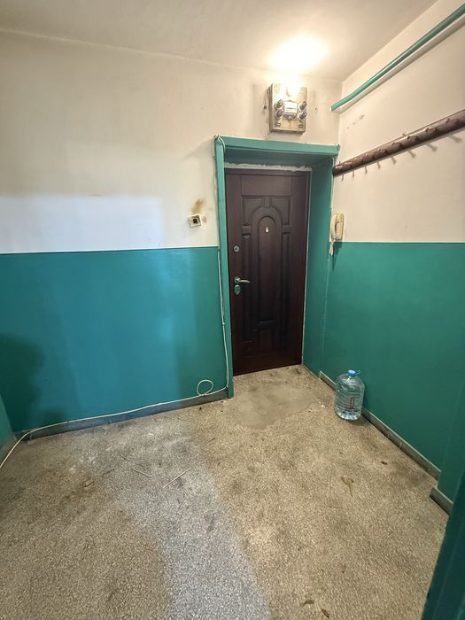 Apartament 2 camere, parter — cu acces la grădina din spatele blocului | Republicii / Ploiești Nord 43,5 mp utili | semidecomandat | parter