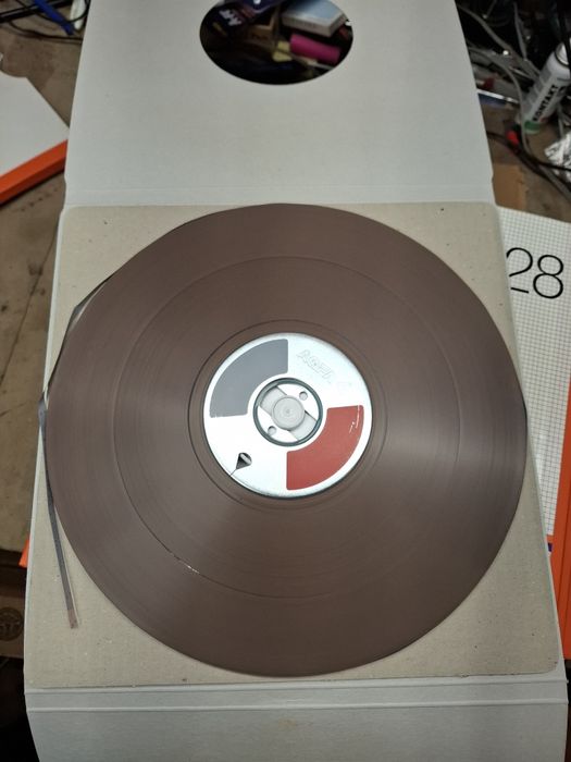 Продавт се метални ролки и ленти за ролков магнетофон на AGFA.