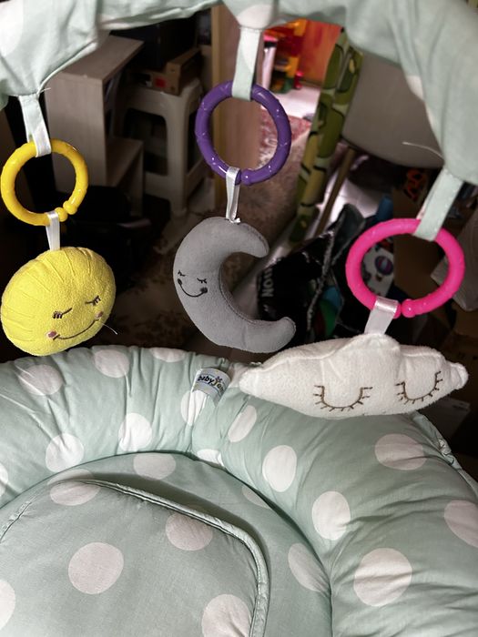 Бебешко гнездо с висящи играчки