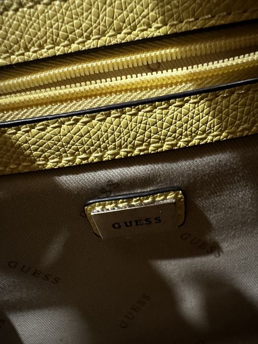 Жълта чанта Guess