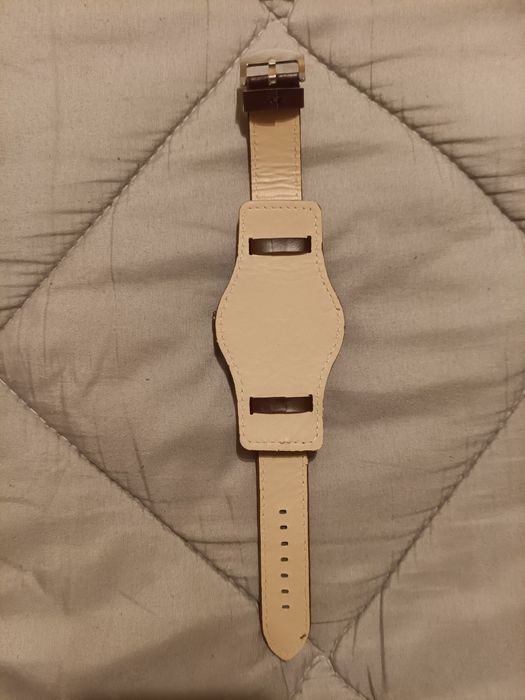 Спортно-елегантен часовник с кожена кайшка