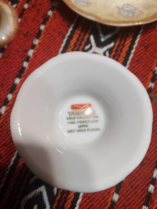 Сервиз за кафе от шест части японски порцелан с 24 каратова позлата.