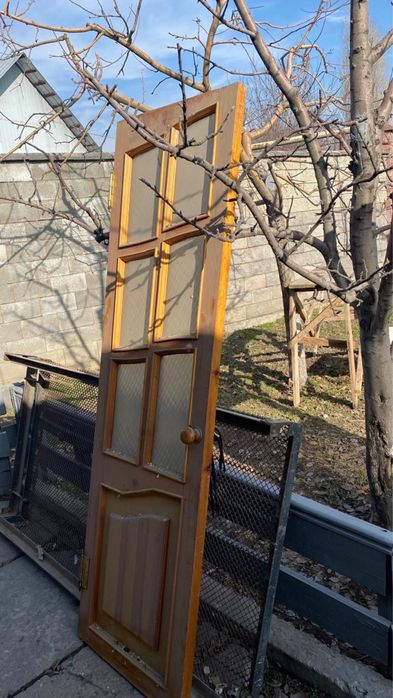 Деревянные двери окно