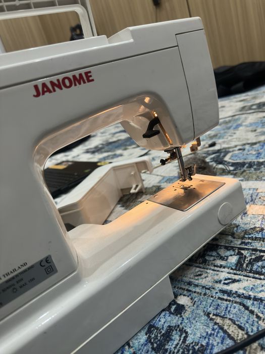 Продам швейную машинку Janome