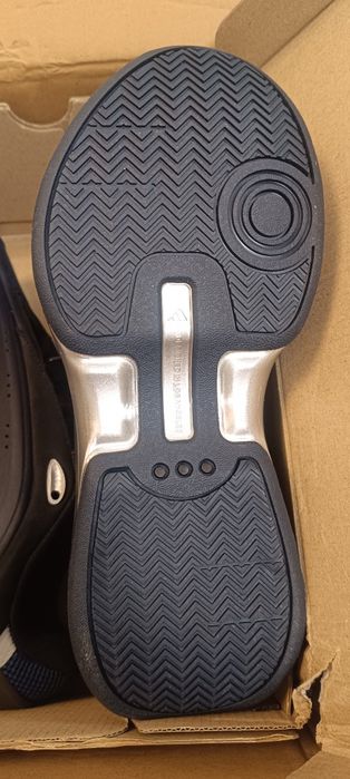 Продам кроссовки новые оригинал Adidas