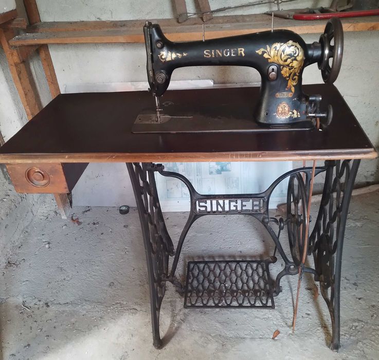 Продава се старинна,работеща, крачна шевна машина СИНГЕР модел 31К15