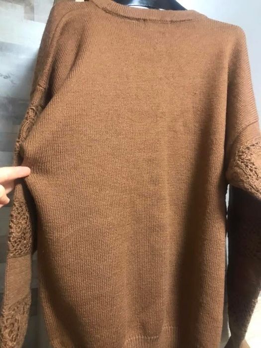 Дамски вълнен пуловер