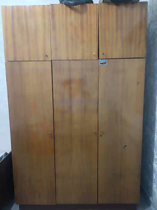 трёх дверный шкаф