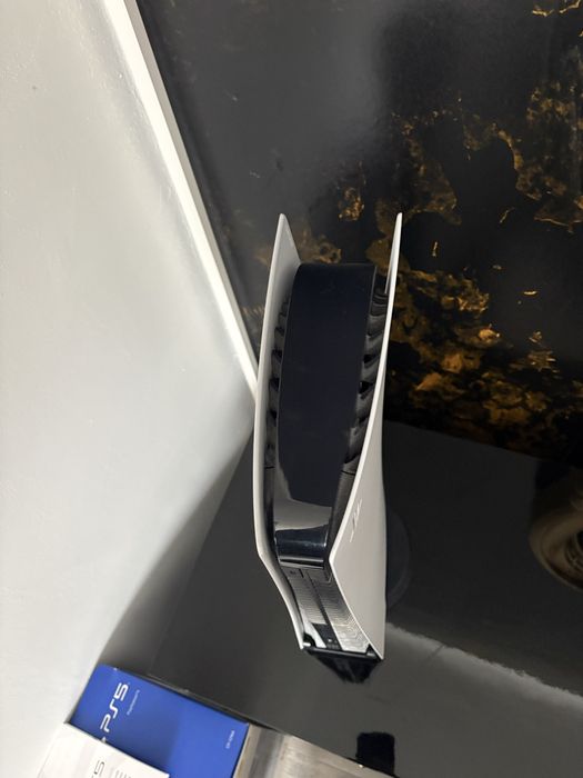 PlayStation 5 825  – cu unitate Blu-Ray + 1 controllers