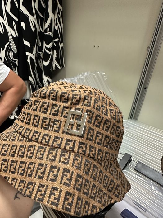 Шапки с козирка и идиотки марки НА ЕДРО