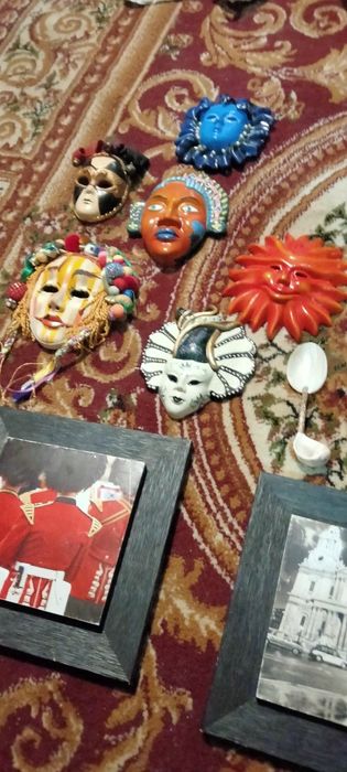 De vânzare  măști porțelan și diferite figurine și tablouri