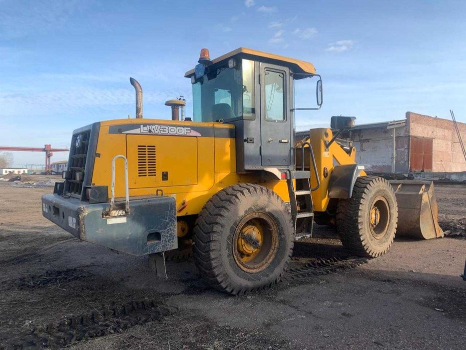 Продам погрузчик LW300F