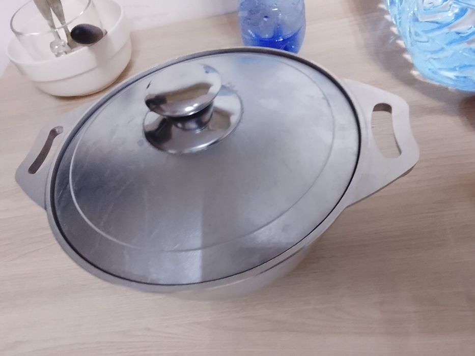 Чугунный казан с крышкой