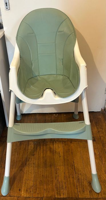 Scaun de masă pentru copii confortabil, stabil si ușor de curățat.