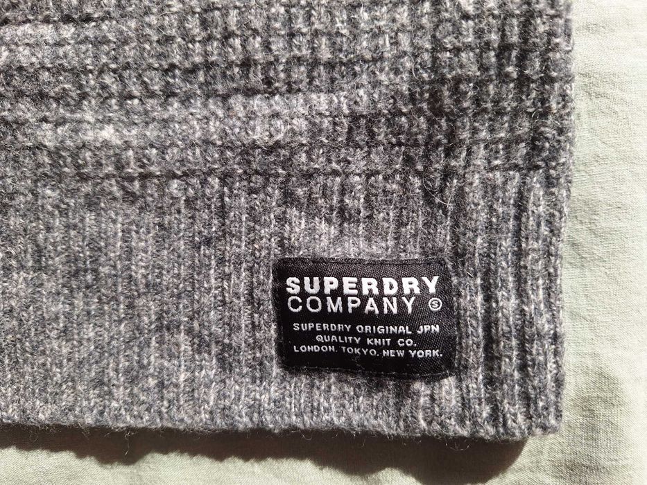 Топъл вълнен пуловер.