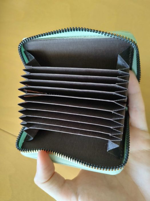 Дамско портмоне, подходящо и за документи