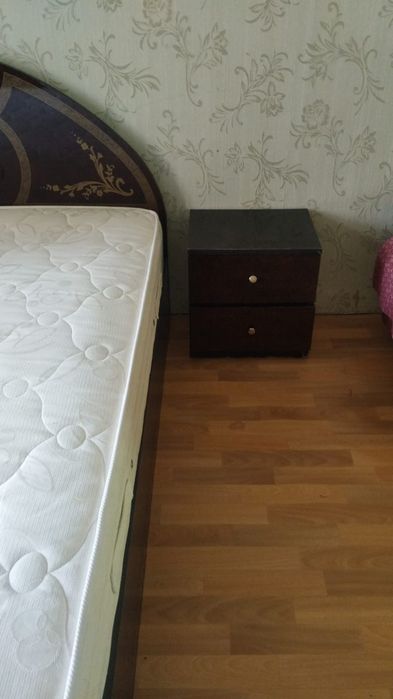 Продам кровать,тумбочки