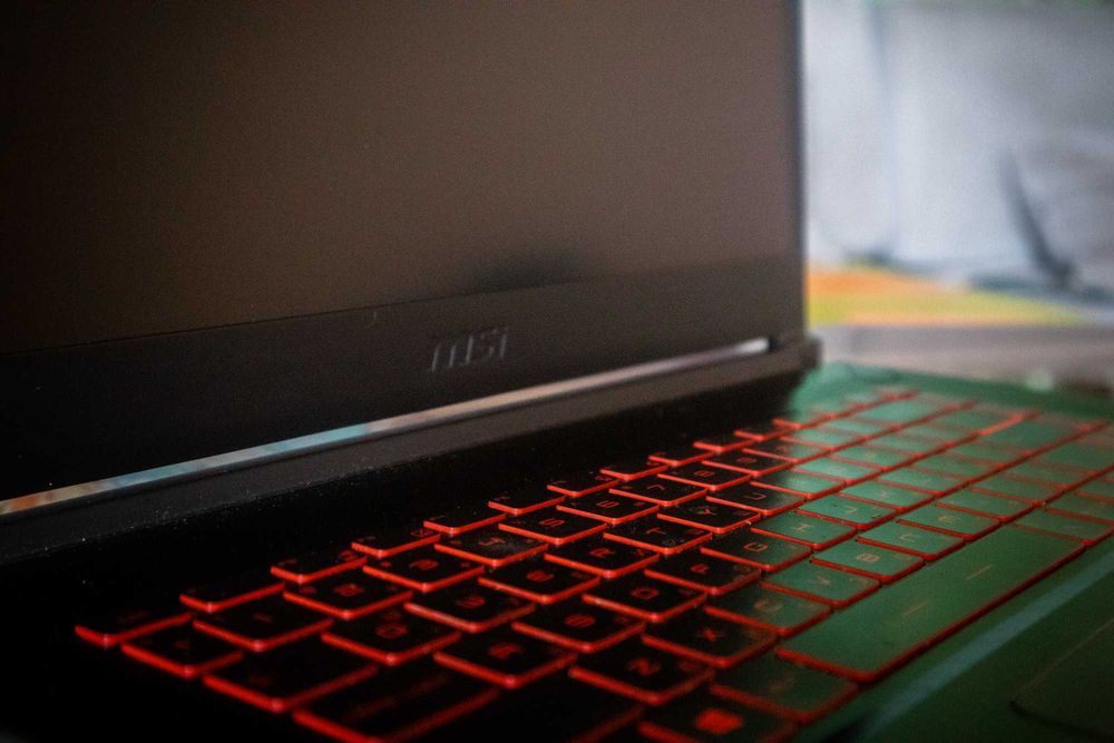 Продавам лаптоп MSI GF63 Thin 11SCXR