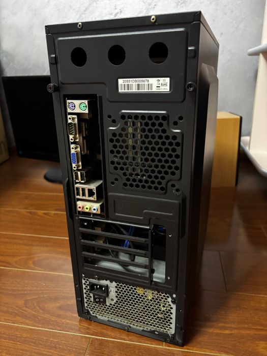 Vând  carcasă pc, are placa de baza, DVD rw, hard disk