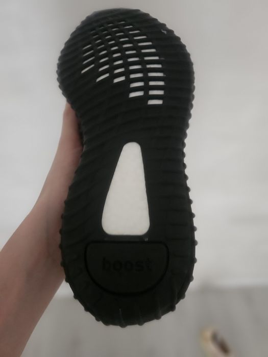 Vand yeezy 350 negri