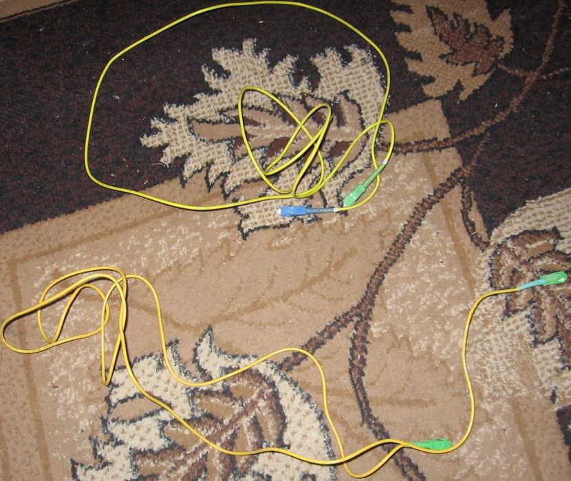 Два броя оптични кабели