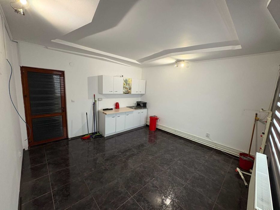 Spatiu de inchiriat Valu lui Traian- Zona Centrala cu iesire la sosea