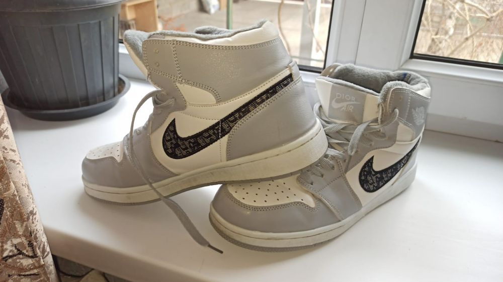 Продам зимние красовки Найки