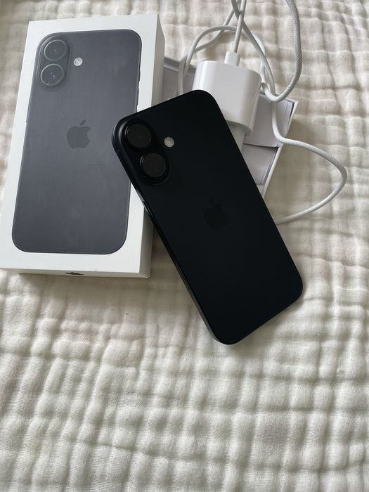 Продам айфон 16 с гарантией