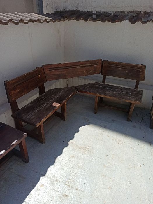 Дървени пейки и възглавници