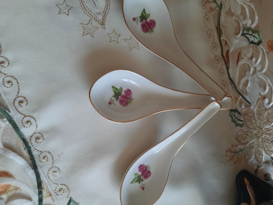 Set 3 linguri delicate din porțelan