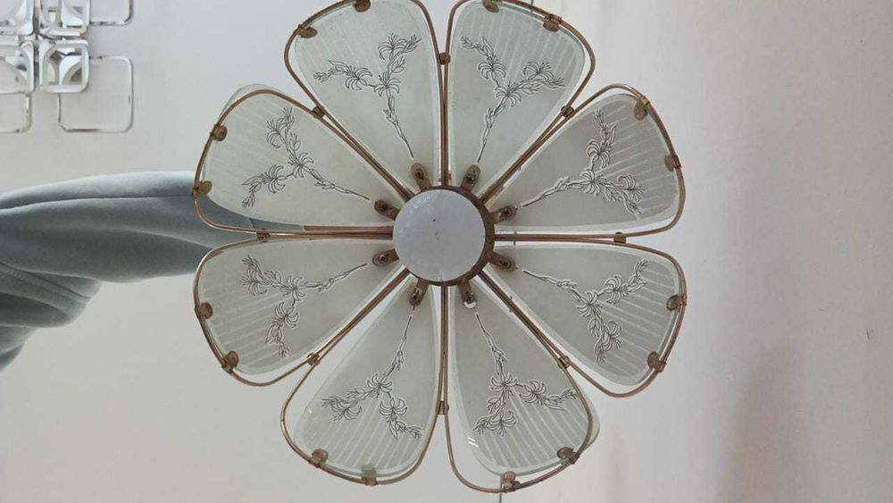 Продам люстру потолочную