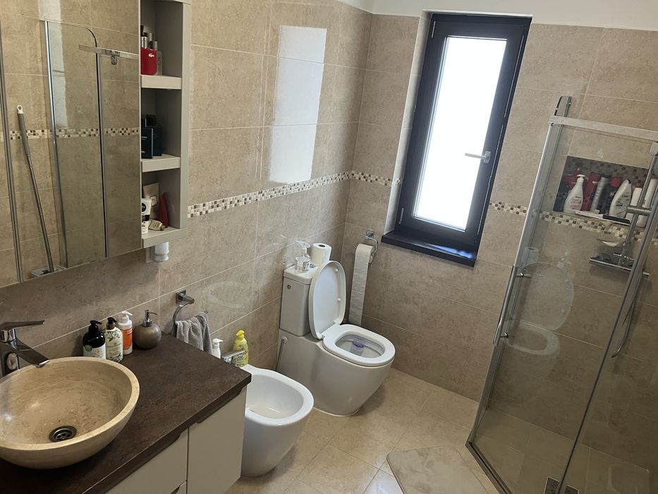 De vãnzare casã modernã pe un nivel gata mobilat