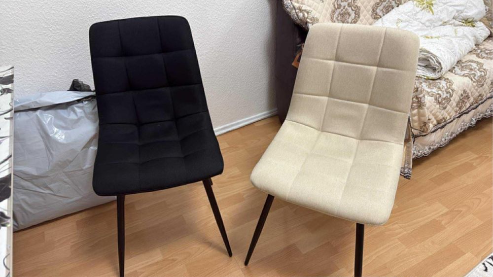 Vand scaune ! Pe culoarea alb si negru