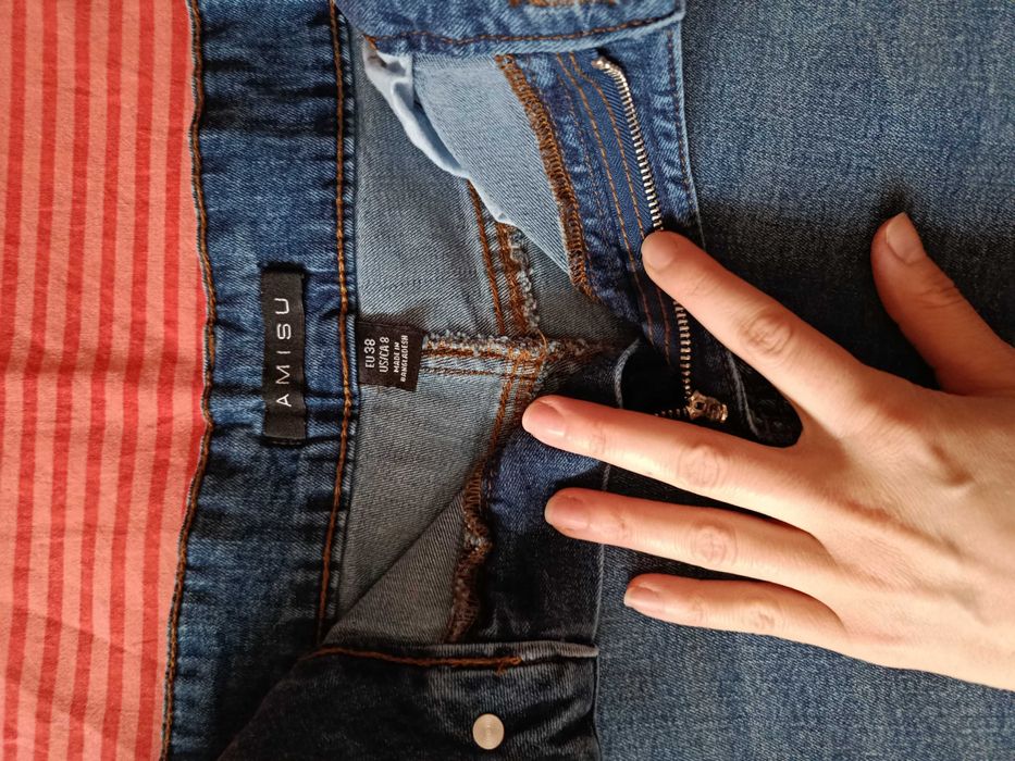 Пола до коляно – различни цветове и размери