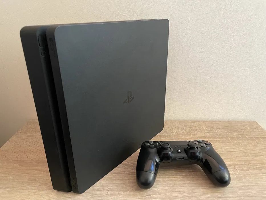 Ps4 slim 300lv със джойстик и диск