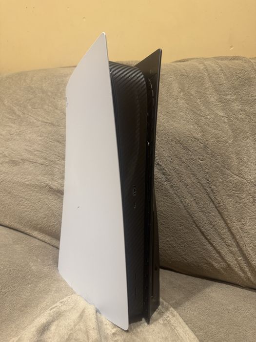 PS5 DISC VERSION Запазен. Пращам видеа как работи!!!