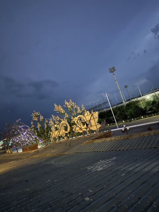 Arendaa katta stadion yonidagi oq dom