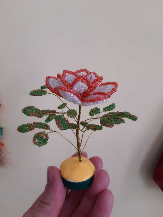 Цветы из бисера ручной работы