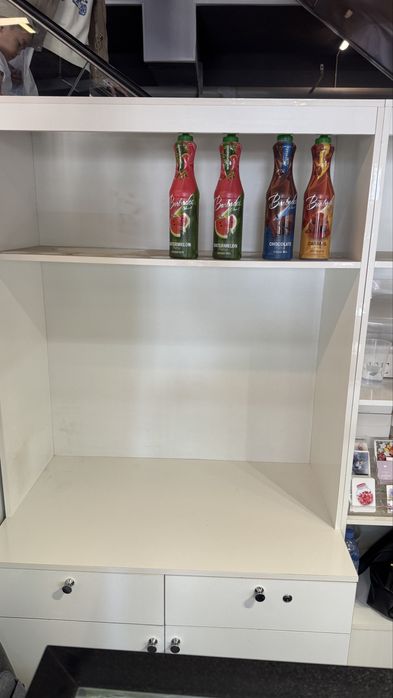 Подается стеллаж полка