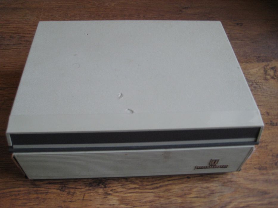 Стари радиа с лампи и магнетофон