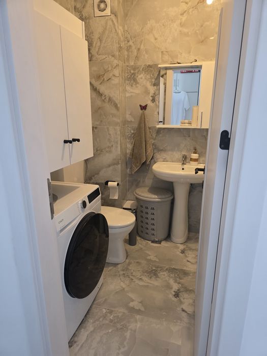 Închiriez garsoniera + loc parcare