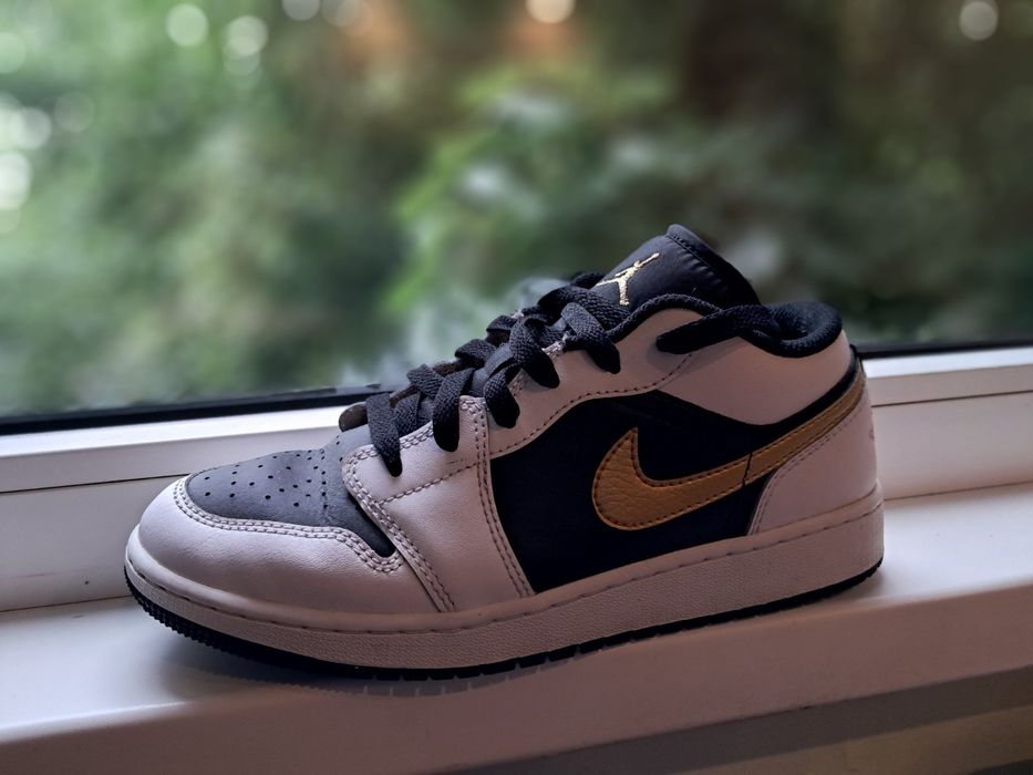 Jordan 1 Low gold