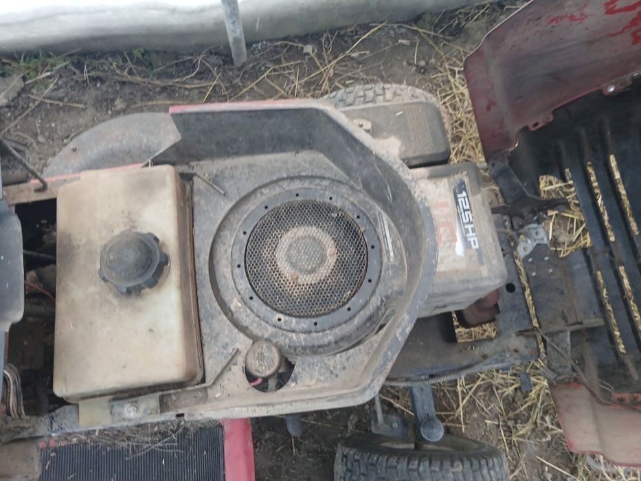 Vând două tractorașe de tuns iarba, perfect funcționale