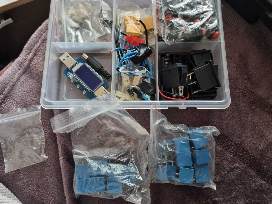 Releu 24V, 12V, diode schotkky, butoane, conector XT60, senzor KSD9700