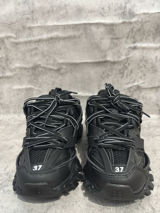 Balenciaga tracks fete