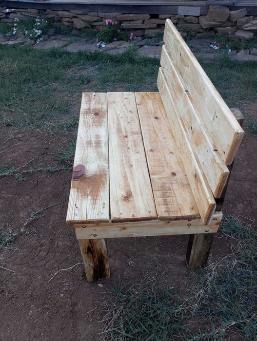 Дървена пейка за двор и градина