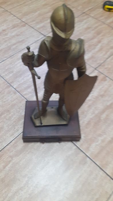 Cavaler cruciat medieval statuetă metalică
