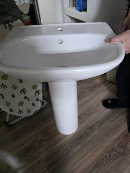 Раковина на ножке