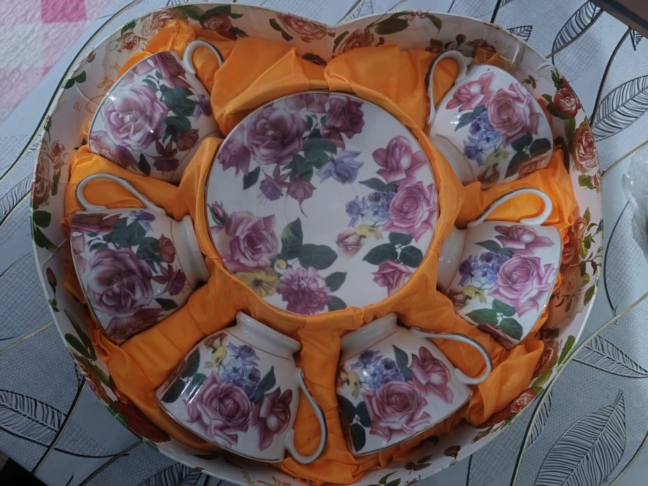 Отдам чайный сервиз форфоровый.